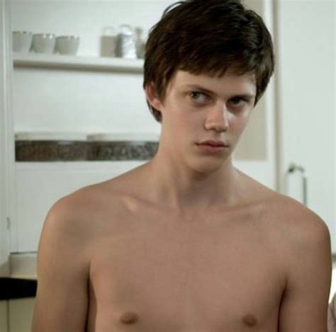 bill skarsgård nude|Bill Skarsgård Is Looking Ripped In Shirtless First Look At Boy。